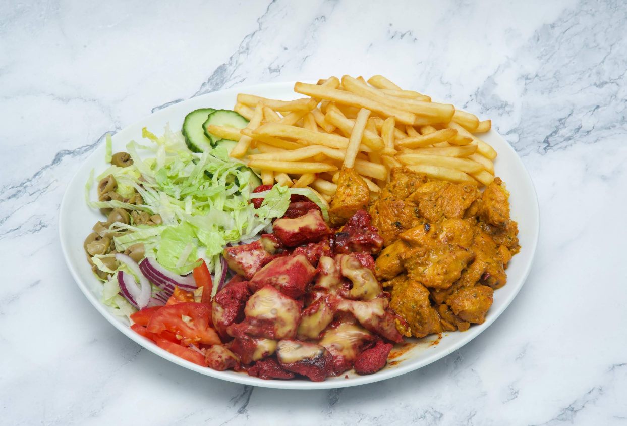 Assiette mixte chicken rouge et jaune, frites, salade