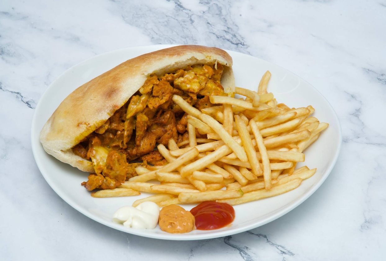 Sandwich chicken jaune avec frites et sauces