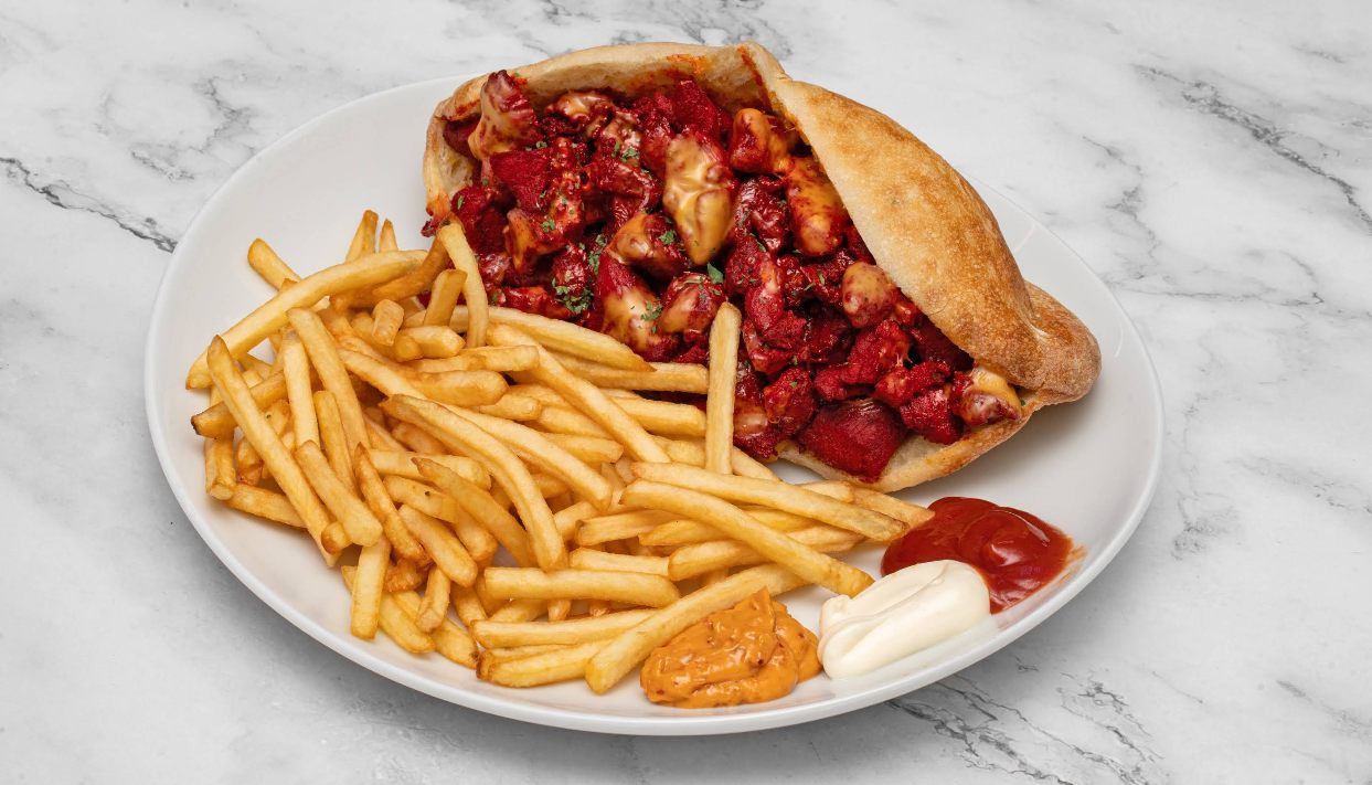 Sandwich chicken rouge avec frites et sauces